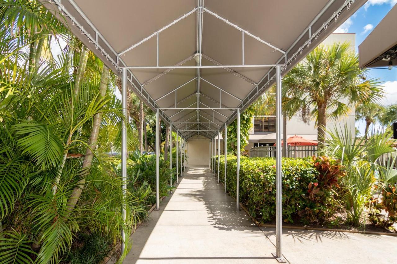 Red Roof Plus Miami Airport Hotel Exterior photo