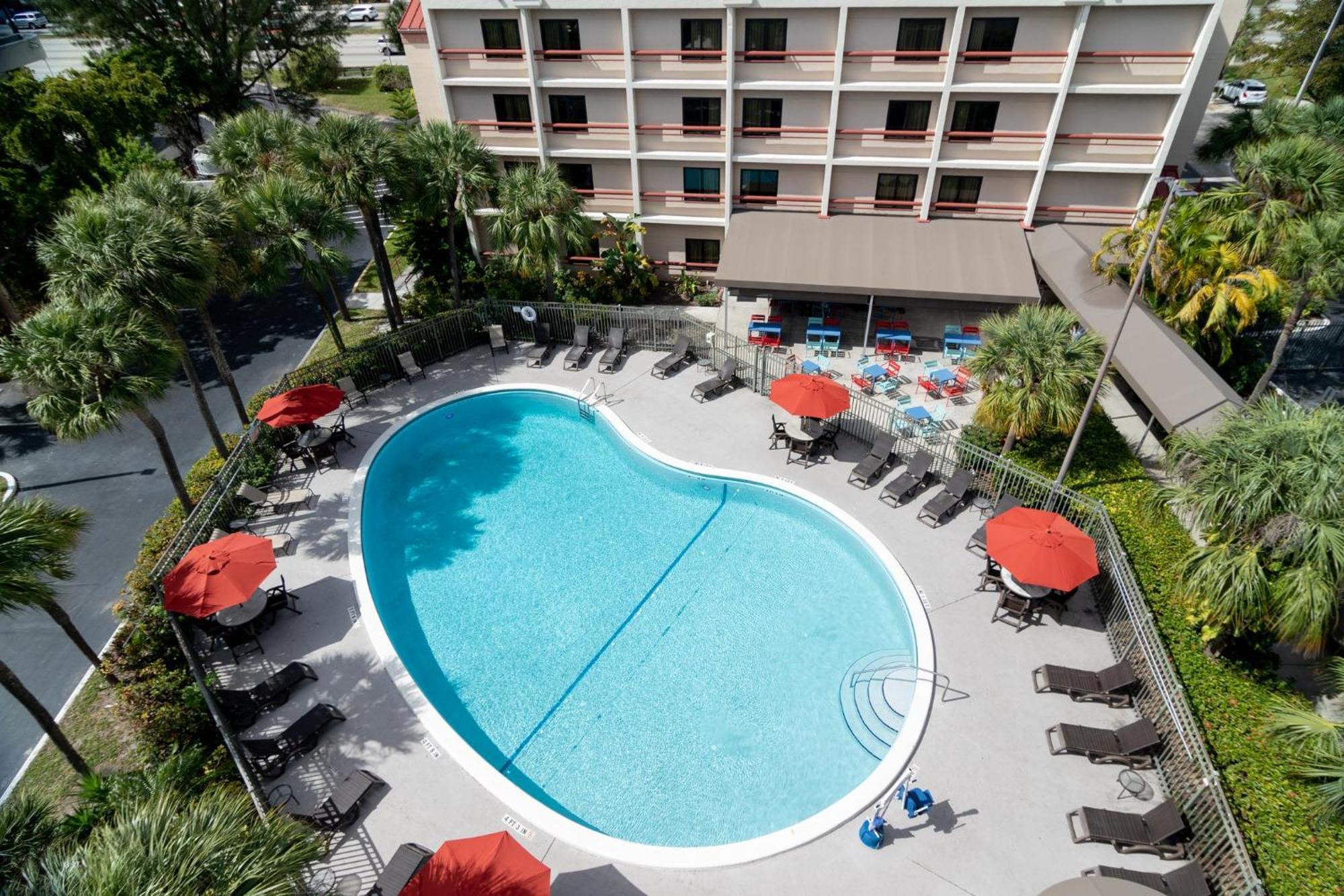 Red Roof Plus Miami Airport Hotel Exterior photo