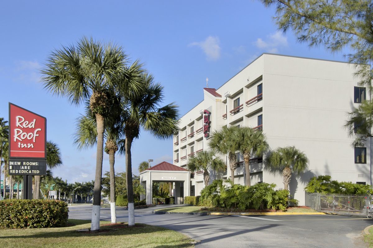 Red Roof Plus Miami Airport Hotel Exterior photo